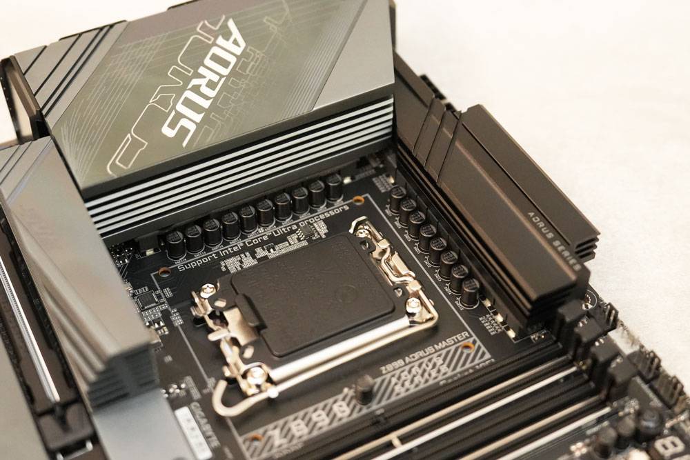 技嘉 Z890 AORUS MASTER 主机板开箱+Intel Core Ultra 9 285K评测分享：超多DIY友善设计且用料扎实效能突出！