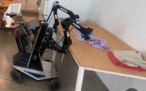 专门做家务的 AI 机械人模型 π0 影片示范洗衣服、折叠衣服、收拾凌乱桌面