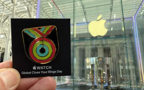 动作要快 —— 如果你够幸运，今天你可以在 Apple Store 免费领取一枚限量版 Apple Watch 徽章
