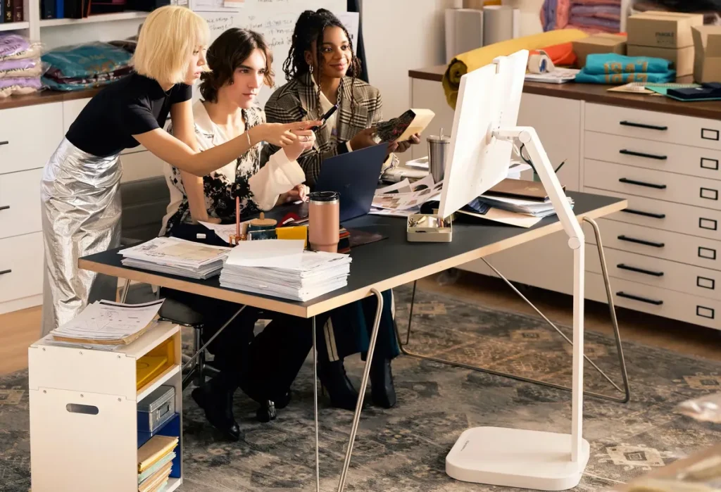 LG 刚刚推出了一款 32 英寸 4K 触摸屏显示器，配备轮子，甚至可以运行 Microsoft Office——可惜的是，它不支持遥控操作