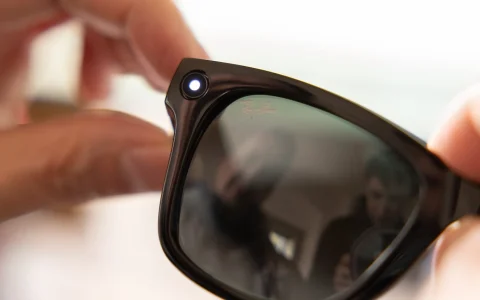 你的 Ray-Ban 智能眼镜在监视你吗？Meta 调整 AI 隐私政策