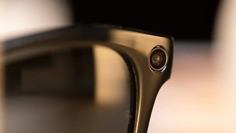 Ray-Ban Meta智能眼镜配备了一颗1200万像素的广角摄像头。