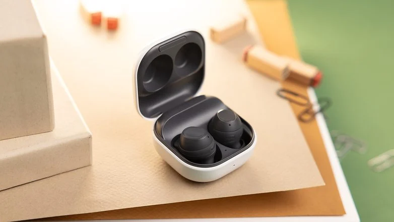 三星 Galaxy Buds FE 不支持无线充电，但支持快充，配合充电盒可提供最长达 30 小时的良好续航时间。