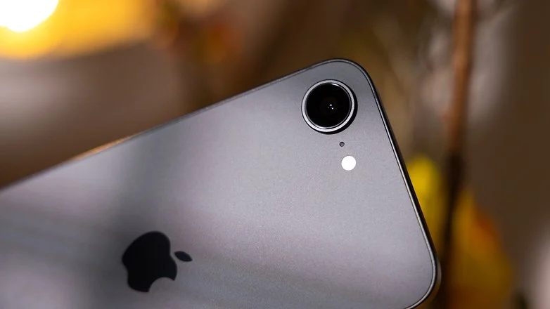 与苹果 iPhone 16e 类似，iPhone 17 Air 也将配备单后置摄像头，以牺牲部分规格换取更纤薄的机身。