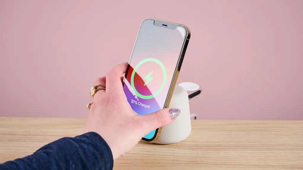 iPhone 16 和部分“主流安卓手机”刚刚迎来了 Qi2 无线充电大幅提升——以下是我们所了解的信息