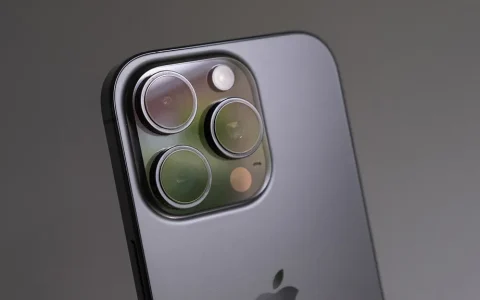 这是 iPhone 17 Pro 吗？爆料疑似曝光这款尚未发布的旗舰机型，配备全新相机模组