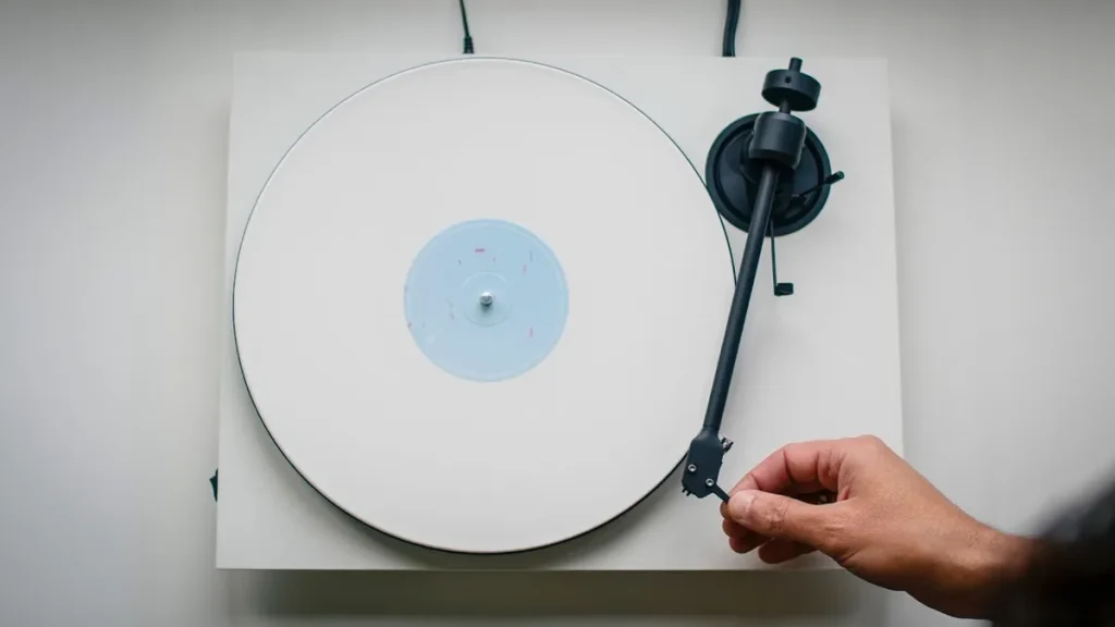 Pro-Ject 新推出的廉价黑胶唱机去除了花哨功能，专注于音质——但可能削减得有些过头了
