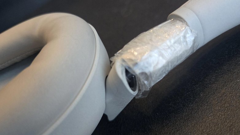 根据 Reddit 上一位用户的反馈，索尼 WH-1000XM6 的铰链突然断裂。