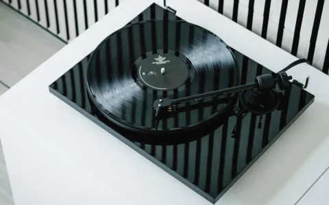 Pro-Ject 新推出的廉价黑胶唱机去除了花哨功能，专注于音质——但可能削减得有些过头了