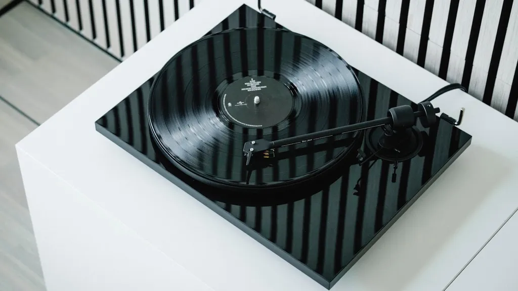 Pro-Ject 新推出的廉价黑胶唱机去除了花哨功能，专注于音质——但可能削减得有些过头了