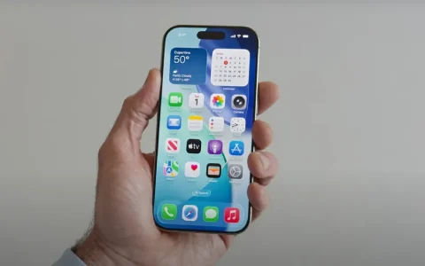 苹果在 iOS 26 中的液态玻璃重新设计正在逐渐改进——这就是为什么这是件好事