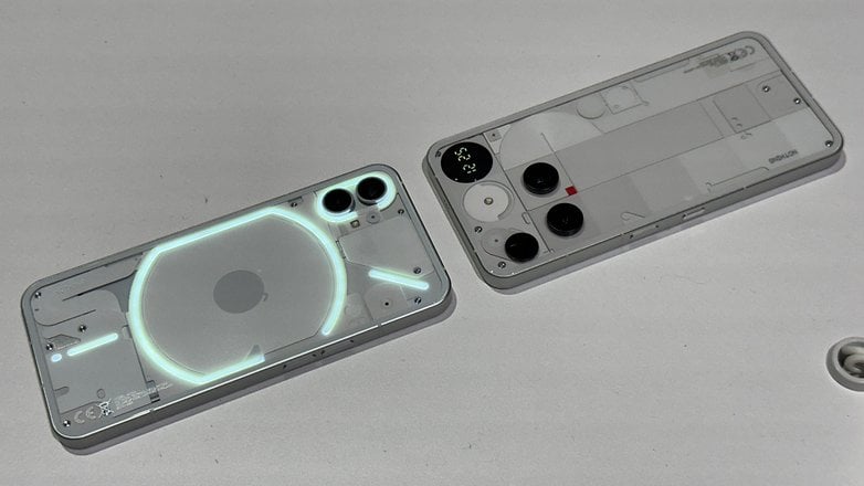 背面的LED灯被Glyph Matrix取代。