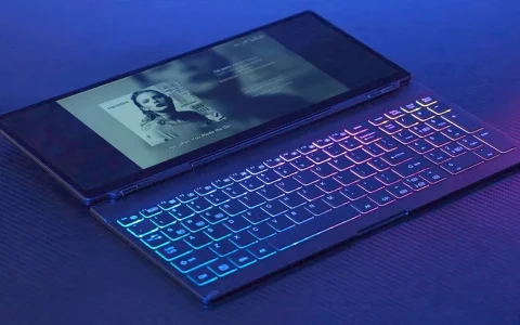 我简直不敢相信以前居然没人把 RGB 键盘和触控显示屏结合在一起——可惜它没有内置电池