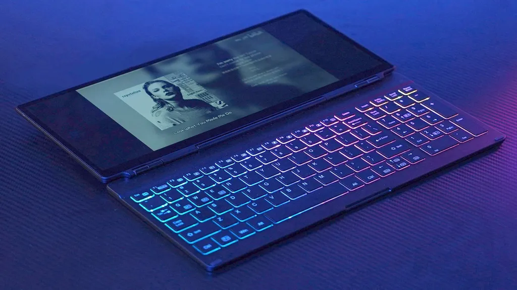 我简直不敢相信以前居然没人把 RGB 键盘和触控显示屏结合在一起——可惜它没有内置电池