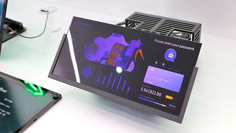 三星的 Flex Magic Pixel 显示技术将通过控制面板的可视角度来提供隐私保护。图为在 2024 年世界移动通信大会（MWC）上展示的 Flex Magic Pixel 样品显示屏。