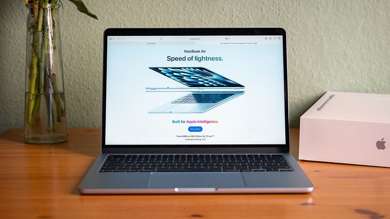 苹果的 M4 MacBook Air 提供 13.6 英寸和 15 英寸两种尺寸，而传闻中的预算款 MacBook 笔记本则据说配备更小的 12.9 英寸显示屏。