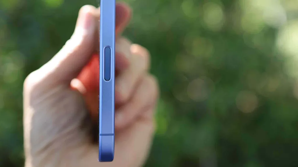 有传闻称，iPhone 的 相机控制按钮 可能会成为新的 MacBook Touch Bar——有未经证实的消息指出，iPhone 18 可能会取消它