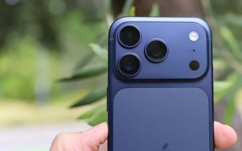 iPhone 17 Pro 深度拆解：用显微镜和科学揭示“刮痕门”真相