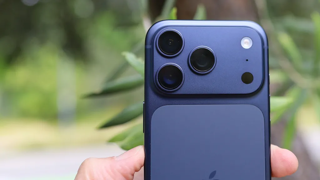 iPhone 17 Pro 深度拆解：用显微镜和科学揭示“刮痕门”真相