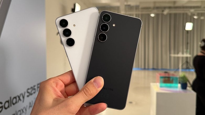 三星 Galaxy S25 FE 黑色与白色款