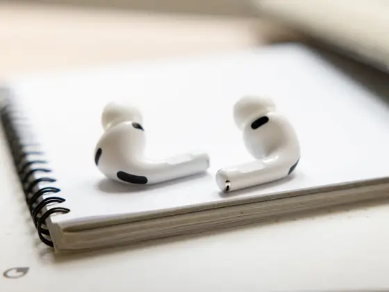 苹果的 AirPods Pro 3 耳机用户反馈耳机出现静电和嘶嘶声